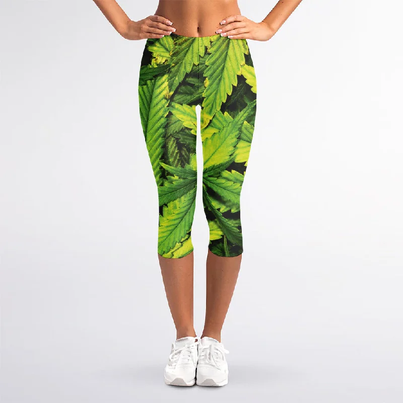 Cannabis Print Women's Capri Leggings Cozy Mid-Rise Workout Leggings
